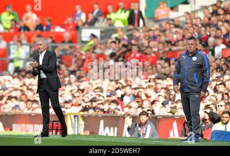 Manchester United Manager Jose Mourinho (links) und Leicester City Manager Craig Shakespeare steht in ihren technischen Bereichen Stockfoto