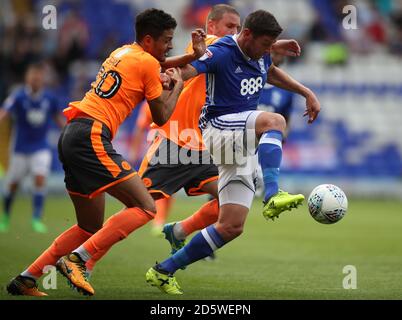Lukas Jutkiewicz von Birmingham City löst sich von Thiago Ilori in Reading Und Reading's Joey van den Berg Stockfoto