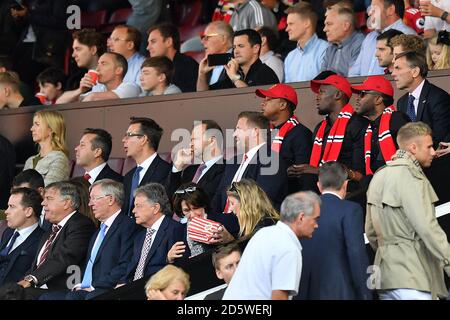 Der jamaikanische Sprinter Usain Bolt (hintere Reihe, Mitte), der ehemalige Manchester United Manager Sir Alex Ferguson (vordere Reihe, Mitte) und der ehemalige England Manager Sam Allardyce (vordere Reihe, zweite links) beobachten die Tribünen Stockfoto