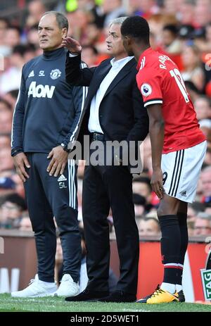 Marcus Rashford (rechts) von Manchester United hört Anweisungen von Manchester United Manager Jose Mourinho, bevor es weiter geht Stockfoto