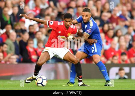 Marcus Rashford von Manchester United (links) und Danny Simpson von Leicester City Kampf um den Ball Stockfoto