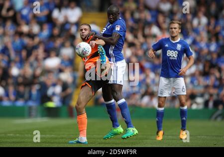 Reading's Joey van den Berg (links) und Birmingham City's Cheikh N'Doye Kampf um den Ball Stockfoto