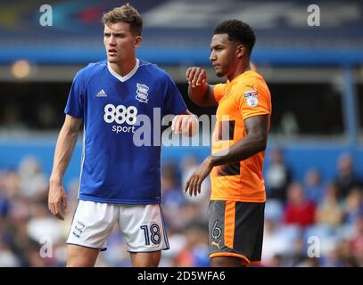 Sam Gallagher von Birmingham City (links) und Liam Moore von Reading Stockfoto