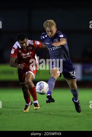 Charlton Athletic's George Lapslie (rechts) in Aktion Stockfoto