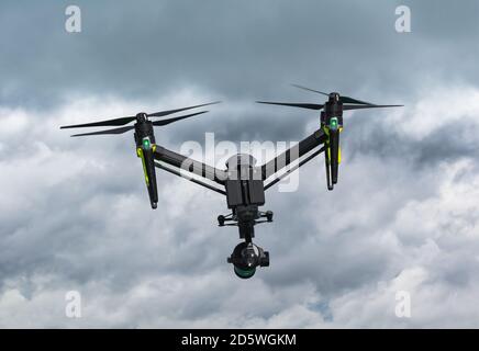 DJI Inspire 2 Quadcopter-Drohne mit Videokamera Fliegen in den Himmel in Großbritannien Stockfoto