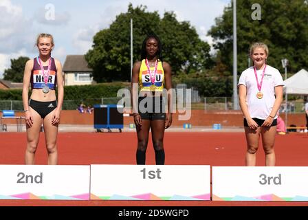 England North's Megan Busby (Silber), England South's Ore Adamson (Gold) und England Midland's Charlotte Ayton (Bronze) mit ihren Medaillen nach dem Girls Long Jump in the Athletics am zweiten Tag der Schulspiele 2017 Stockfoto