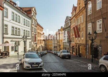 Prag, Tschechische Republik - 16. September 2020. Leere bunte Straßen der tschechischen Hauptstadt. Keine Touristen während COVID 19 Quarantäne. Historisches Zentrum ohne Stockfoto