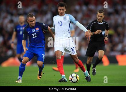 Englands DELE Alli (rechts) kämpft um den Ballbesitz Mit dem slowakischen Stanislav Lobotka (links) Stockfoto