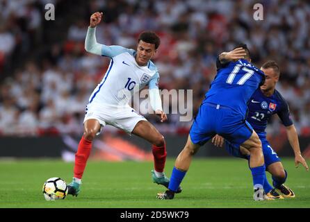 Englands DELE Alli (links) kämpft um den Ballbesitz Mit dem slowakischen Marek Hamsik (rechts) Stockfoto