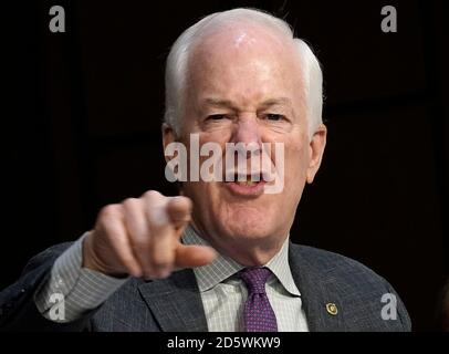 Washington, DC, USA. Oktober 2020. WASHINGTON, DC - 14. OKTOBER: Senator John Cornyn (R-TX) spricht während der Bestätigungsverhandlung des Justizausschusses des Senats für Richterin Amy Coney Barrett am 14. Oktober 2020 auf dem Capitol Hill in Washington, DC. Barrett wurde von Präsident Donald Trump zur Besetzung der im September verstorbenen Justizministerin Ruth Bader Ginsburg ernannt. (Foto: Drew Angerer/Pool/Sipa USA) Quelle: SIPA USA/Alamy Live News Stockfoto