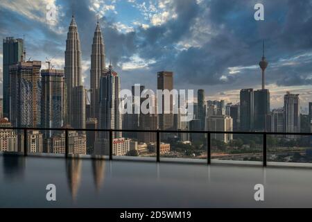 Die Skyline der Stadt mit Infinity Pool, Kuala Lumpur, Malaysia Stockfoto