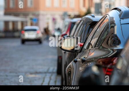 Reihen von verschiedenen Autos geparkt entlang der Straße in überfüllten Stadt Stockfoto