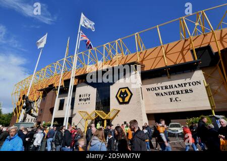 Die Fans kommen vor dem Sky Bet Championship-Spiel zwischen Wolverhampton Wanderers und Millwall im Moline-Stadion Wolverhampton an Stockfoto