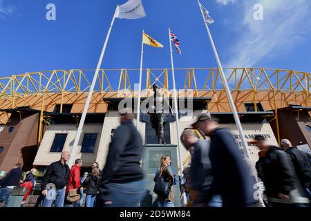 Die Fans kommen vor dem Sky Bet Championship-Spiel zwischen Wolverhampton Wanderers und Millwall im Moline-Stadion Wolverhampton an Stockfoto