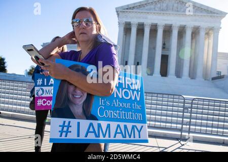 Washington, DC, USA. Oktober 2020. Anhänger der Nominierten für den Obersten Gerichtshof, Richterin Amy Coney Barrett, versammelten sich vor dem Obersten Gerichtshof während ihrer Bestätigungsverhandlung in Washington, DC, 14. Oktober 2020. US-Präsident Donald J. Trump ernannte Barrett zur Besetzung der Vakanz, die Justice Ruth Bader Ginsburg am 18. September 2020 verließ. (Foto von Pool/Sipa USA) Quelle: SIPA USA/Alamy Live News Stockfoto