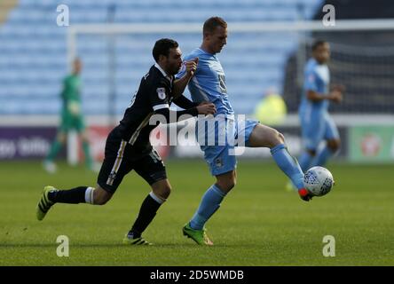 Stuart Beavon von von Coventry City und David Worrall von Port Vale Stockfoto