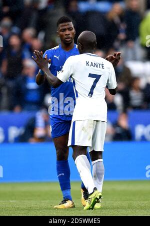 Kelechi Iheanacho von Leicester City (links) und N'Golo Kante von Chelsea (rechts) Stockfoto