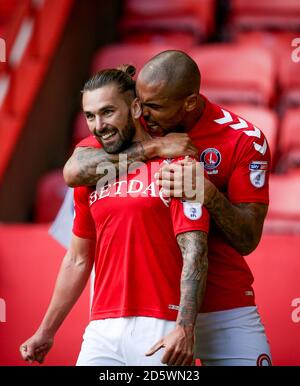 Charlton Athletic Ricky Holmes feiert sein zweites Tor mit Josh Magennis Stockfoto