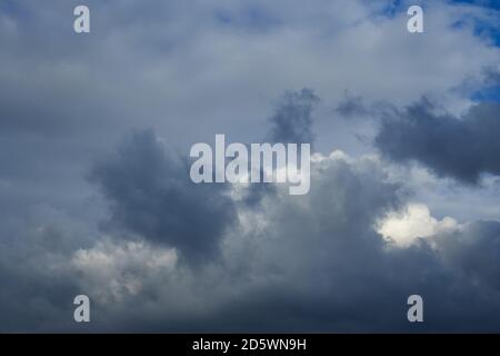 Dunkle Wolken Hintergrund. Dramatisch bewölkter Himmel. Stockfoto