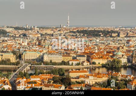 Luftpostkartenansicht von Prag, Tschechien. Prag Panorama.schöne sonnige Landschaft der Hauptstadt Tschechiens.Amazing europäischen Stadtbild.Rote Dächer, bridg Stockfoto