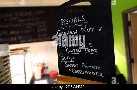 Ein spezielles Board, das vegane Speisen in der Gastfreundlichkeit des New Lawn Stadium, Heimat von Forest Green Rovers, anwirbt Stockfoto