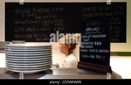 Ein Brett, das Essen in der Gastfreundschaft im New Lawn Stadium, Heimat von Forest Green Rovers, wirbt Stockfoto