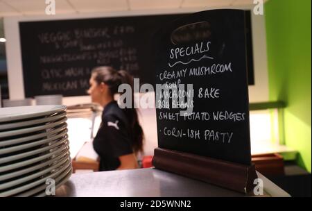 Ein spezielles Board, das vegane Speisen in der Gastfreundlichkeit des New Lawn Stadium, Heimat von Forest Green Rovers, anwirbt Stockfoto