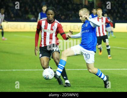 Brentfords Romaine Sawyers und Barry Bannan von Sheffield Wednesday gegen Brentford in Hillsborough kämpfen um den Ball. Stockfoto