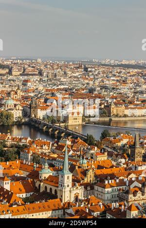 Luftpostkartenansicht von Prag, Tschechien. Prag Panorama.schöne sonnige Landschaft der Hauptstadt Tschechiens.Amazing europäischen Stadtbild.Rote Dächer, bridg Stockfoto