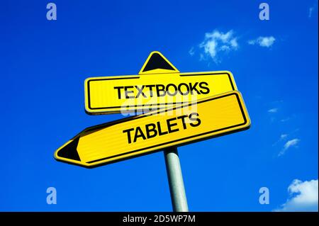 Lehrbücher vs Tablets - Verkehrszeichen mit zwei Optionen - Verwendung von gedrucktem Material für das Studium in der Schule von Schülern und Schüler oder Modernisierung und Ziffer Stockfoto