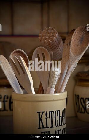 Retro und gut benutzte Holz Küchenutensilien und Vorratsgläser In der Küche Einstellung Nahaufnahme bei Tageslicht Stockfoto