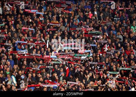 Feyenoords Fans halten Schals in die Tribünen Stockfoto