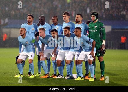 Mannschaftsgruppe Manchester City: (Links-rechts) Front Row - David Silva, Kevin De Bruyne, Sergio Aguero, Bernado Silva und Gabriel Jesus. Back Row - Kyle Walker, Benjamin Mendy, Fernandinho, John Stones, Nicolas Otamendi und Torhüter Ederson Stockfoto