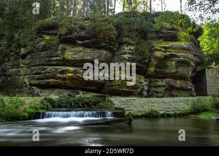 Schöne Aussicht auf kleinen Bach im Nationalpark Böhmische Schweiz. Märchenhaftes Land.mythisch schöne Naturlandschaft der Elbsandsteinmoun Stockfoto