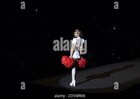 Ein Model trägt bei der Kollektion Runaway eine Kreation von 'Andres Sarda' während der Pasarela Cibeles Mercedes Benz Fashion Week Madrid 2017, in Madrid, am Freitag, 15. September 2017. Stockfoto