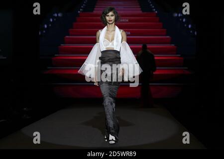 Ein Model trägt bei der Kollektion Runaway eine Kreation von 'Andres Sarda' während der Pasarela Cibeles Mercedes Benz Fashion Week Madrid 2017, in Madrid, am Freitag, 15. September 2017. Stockfoto