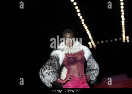 Ein Model trägt bei der Kollektion Runaway eine Kreation von 'Andres Sarda' während der Pasarela Cibeles Mercedes Benz Fashion Week Madrid 2017, in Madrid, am Freitag, 15. September 2017. Stockfoto