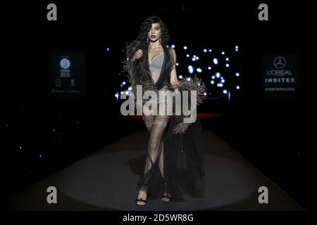 Ein Model trägt bei der Kollektion Runaway eine Kreation von 'Andres Sarda' während der Pasarela Cibeles Mercedes Benz Fashion Week Madrid 2017, in Madrid, am Freitag, 15. September 2017. Stockfoto