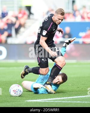 Matej Vydra und Bristol City von Derby County gibt Frank Fielding Weg eine Strafe Stockfoto