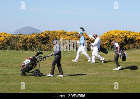 Trump Turnberry Golf Course, Ayrshire, Scotland, UK das erste Abschlag ein Vierball verlässt das Abschlag mit Ailsa Craig im Hintergrund und gelben Ginsterbüschen Stockfoto