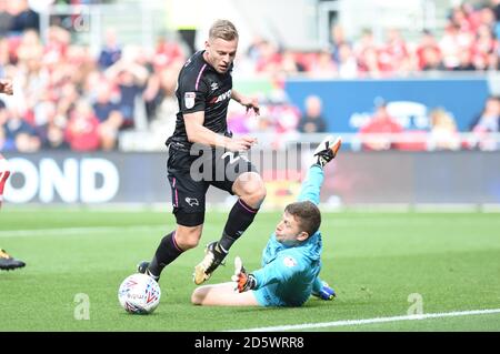 Matej Vydra und Bristol City von Derby County gibt Frank Fielding Weg eine Strafe Stockfoto