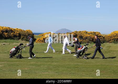 Trump Turnberry Golf Course, Ayrshire, Scotland, UK das erste Abschlag ein Vierball verlässt das Abschlag mit Ailsa Craig im Hintergrund und gelben Ginsterbüschen Stockfoto