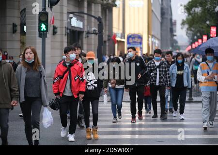 Menschen in Gesichtsmaske, um Coronavirus zu verhindern, zu Fuß auf der Jianghan Straße. Die Jianghan Road ist eine berühmte Handelsstraße in Wuhan Stockfoto