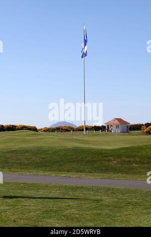 Trump Turnberry Golf Course erste Tee- und Starterhütte mit Ailsa Craig und großer Satlire-Flagge, Turnberry, Ayrshire, Schottland, Platz für Kopie. Stockfoto