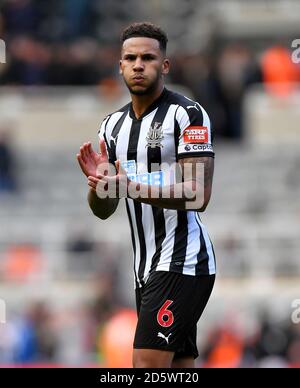 Die Newcastle United Jamaal Lascelles lobt die Fans nach dem Spiel Stockfoto