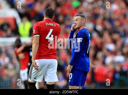 Everton's Wayne Rooney (rechts) und Phil Jones Talk von Manchester United Während des Spiels Stockfoto