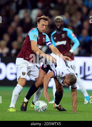 Mark Noble (links) von West Ham United kämpft um den Ball Mit Bolton Wanderers' Darren Pratley Stockfoto