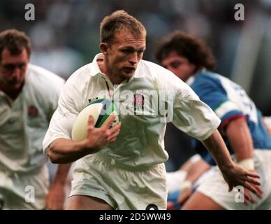 Englands Matt Dawson über die Ladung gegen Italien während des Rugby-Weltmeisterschaft 99 Spiel. Stockfoto