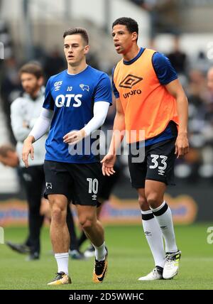 Tom Lawrence von Derby County (links) und Curtis Davies während der Aufwärmen Stockfoto