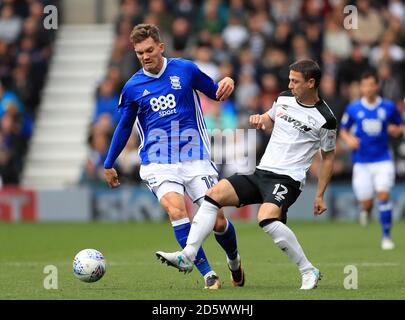 Sam Gallagher von Birmingham City (links) und Chris Baird von Derby County Kampf um den Ball Stockfoto